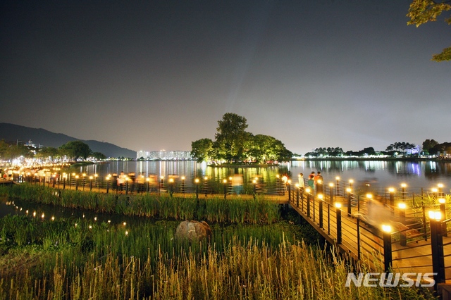 [대구=뉴시스]대구 도심 내 대표 관광지 중 한 곳인 수성못 전경이다. 수성못은 올해 한국관광공사 ‘야간관광 100선’에 선정됐다. 뉴시스DB. 2020.06.03. photo@newsis.com