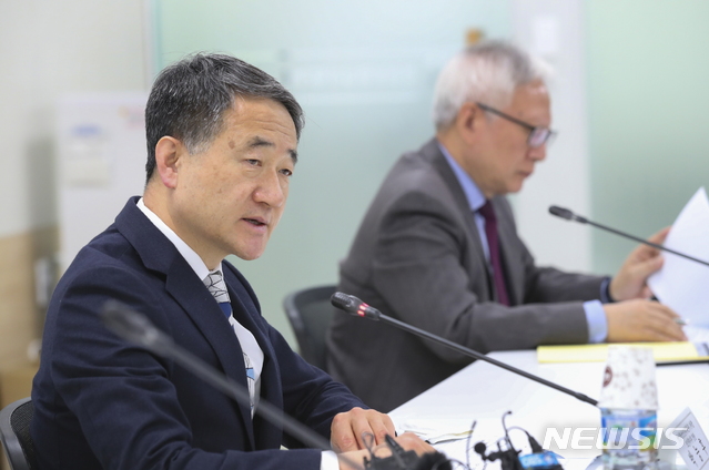 [서울=뉴시스] 박능후 보건복지부 장관 겸 중앙재난안전대책본부 1차장이 16일 오전 11시 서울 서초구 건강보험심사평가원 별관에서 열린 제2차 생활방역위원회에 참석하고 있다.(사진=중앙재난안전대책본부 제공) 2020.04.16. photo@newsis.com 
