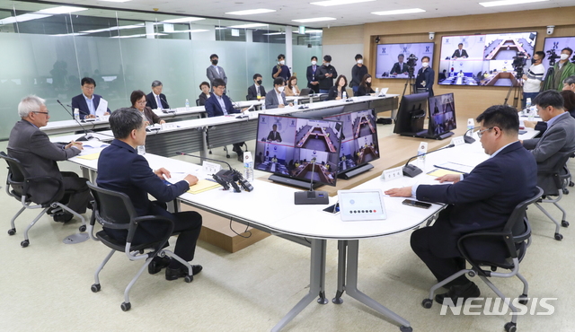 [서울=뉴시스] 박능후 보건복지부 장관 겸 중앙재난안전대책본부 1차장이 16일 오전 11시 서울 서초구 건강보험심사평가원 별관에서 열린 제2차 생활방역위원회에 참석하고 있다.(사진=중앙재난안전대책본부 제공) 2020.04.16. photo@newsis.com 