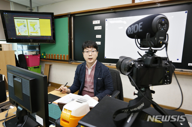 [청주=뉴시스] 인진연 기자 = 충북 청주 용암초등학교 5학년 7반 담임인 허기택(38) 교사가 2차 온라인 개학일인 16일, 카메라와 컴퓨터 장비를 이용해 사회과목 원격 수업에 보충교제로 사용할 동영상 콘텐츠를 직접 제작하고 있다. 2020.04.16 inphoto@newsis.com