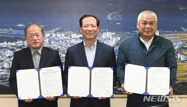 [거창=뉴시스] 거창군 2개사와 투자유치협약 체결.