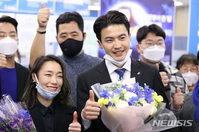 경기 의정부갑 더불어민주당 오영환 당선인이 아내와 함께 당선 축하 인사를 받고 있다.