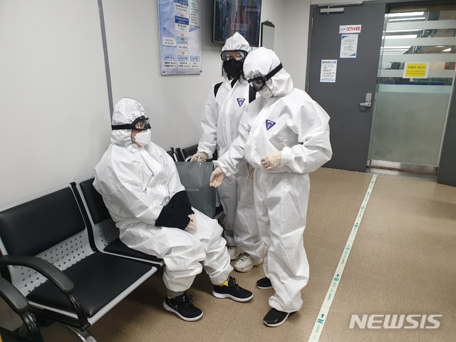 [서울=뉴시스] '마약여왕 아이리스' A씨와 그를 국내로 송환하는 호송팀이 코로나19 확산 방지 조치로 인해 지난달 인천공항 도착 직후 방호복을 착용하고 코로나19 검사를 받았다. 사진은 인천공항 출입국관리사무소. 2020.04.16. (사진=서울중앙지검 제공)