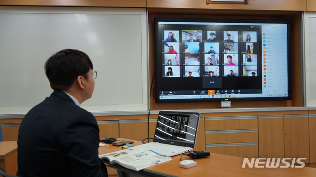 [울산=뉴시스] 구미현 기자 = 2차 온라인개학을 한 16일 오후 울산 북구 염포초등학교 6학년 1반에서 쌍방향 원격수업이 진행되고 있다. 2020.04.16.&nbsp; gorgeouskoo@newsis.com 