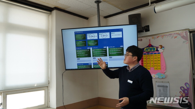 [울산=뉴시스] 구미현 기자 = 2차 온라인개학을 한 16일 오후 울산 북구 염포초등학교 5학년 3반 교실에서 콘텐츠 활용 단방향 원격수업이 진행되고 있다. 2020.04.16.&nbsp; gorgeouskoo@newsis.com 