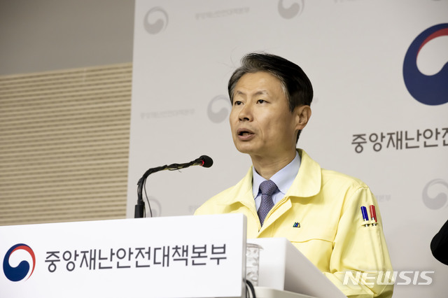[서울=뉴시스] 김강립 중앙재난안전대책본부 1총괄조정관이 16일 오전 11시 정부세종청사에서 열린 신종 코로나 바이러스 감염증(코로나19) 정례브리핑에서 발언하고 있다.(사진=중앙재난안전대책본부) 2020.04.16 photo@newsis.com