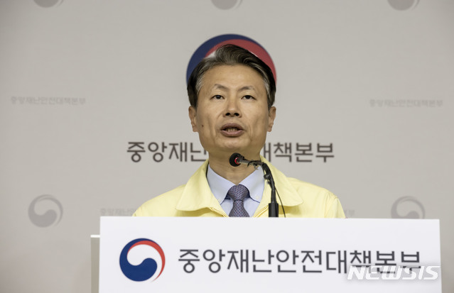 [서울=뉴시스] 김강립 중앙재난안전대책본부 1총괄조정관이 16일 오전 11시 정부세종청사에서 열린 신종 코로나 바이러스 감염증(코로나19) 정례브리핑에서 발언하고 있다.(사진=중앙재난안전대책본부) 2020.04.16 photo@newsis.com 