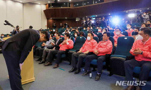 [서울=뉴시스]장세영 기자 = 황교안 미래통합당 대표가 15일 오후 서울 여의도 국회 도서관에 마련된 21대 국회의원선거 개표상황실에서 총선결과 관련 입장 발표를 마친 뒤 고개 숙여 인사하고 있다. 2020.04.16.   photo@newsis.com