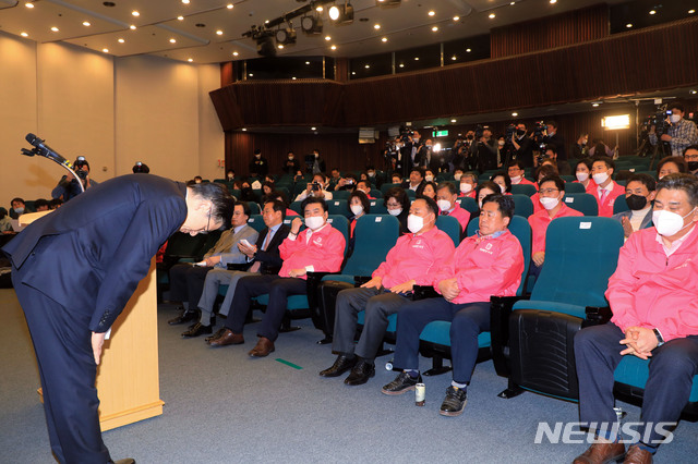 [서울=뉴시스]장세영 기자 = 황교안 미래통합당 대표가 15일 오후 서울 여의도 국회 도서관에 마련된 21대 국회의원선거 개표상황실에서 총선결과 관련 입장 발표를 마친 뒤 고개 숙여 인사하고 있다. 2020.04.16. photo@newsis.com