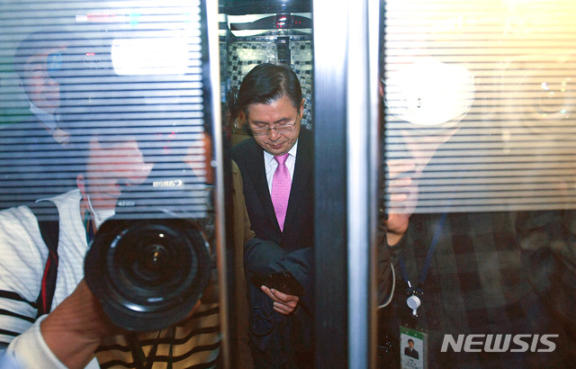 [서울=뉴시스] 장세영 기자 = 황교안 미래통합당 대표가 15일 오후 서울 여의도 국회도서관 선거상황실에서 총선 결과 관련 입장을 밝힌 후 상황실을 나서 엘리베이터에 탑승하고 있다. 2020.04.16. photo@newsis.com