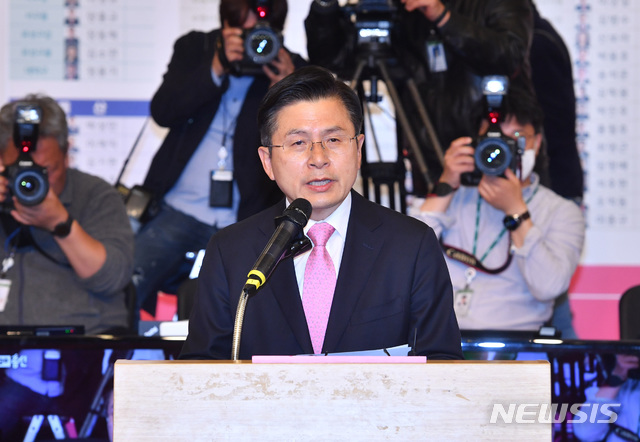[서울=뉴시스] 장세영 기자 = 황교안 미래통합당 대표가 15일 오후 서울 여의도 국회도서관 선거상황실에서 총선 결과 관련 입장을 밝히고 있다. 2020.04.16. photo@newsis.com