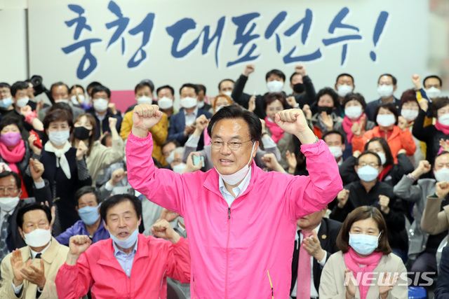 [공주=뉴시스]강종민 기자 = 제21대 국회의원 선거 충남 공주·부여·청양에 출마한 정진석 미래통합당 후보가 16일 새벽 충남 공주시 선거사무소에서 당선이 확실시 되자 지지자들과 함께 환호하고 있다. 2020.04.16. ppkjm@newsis.com