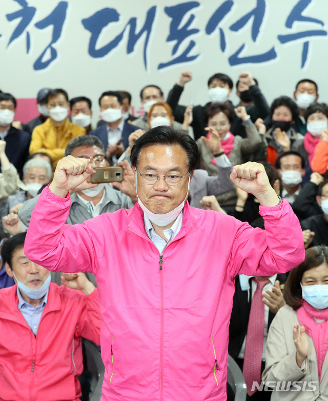 [공주=뉴시스]강종민 기자 = 제21대 국회의원 선거 충남 공주·부여·청양에 출마한 정진석 미래통합당 후보가 16일 새벽 충남 공주시 선거사무소에서 당선이 확실시 되자 지지자들과 함께 환호하고 있다. 2020.04.16. ppkjm@newsis.com