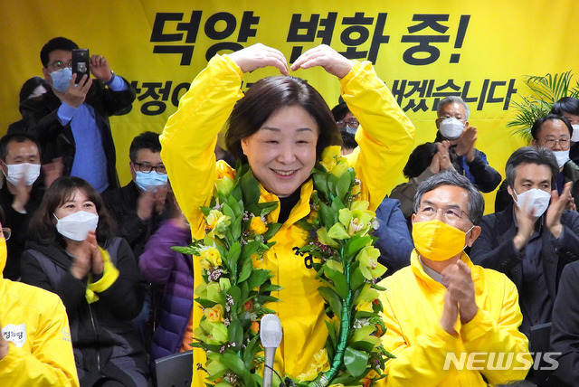 [고양=뉴시스] 이경환 기자 = 16일 오전 정의당 심상정 당선인이 경기 고양시 덕양구 화정동에 마련된 선거 사무실에서 당선을 확정 짓고 당원들과 기뻐하고 있다. 2020.04.16. lkh@newsis.com