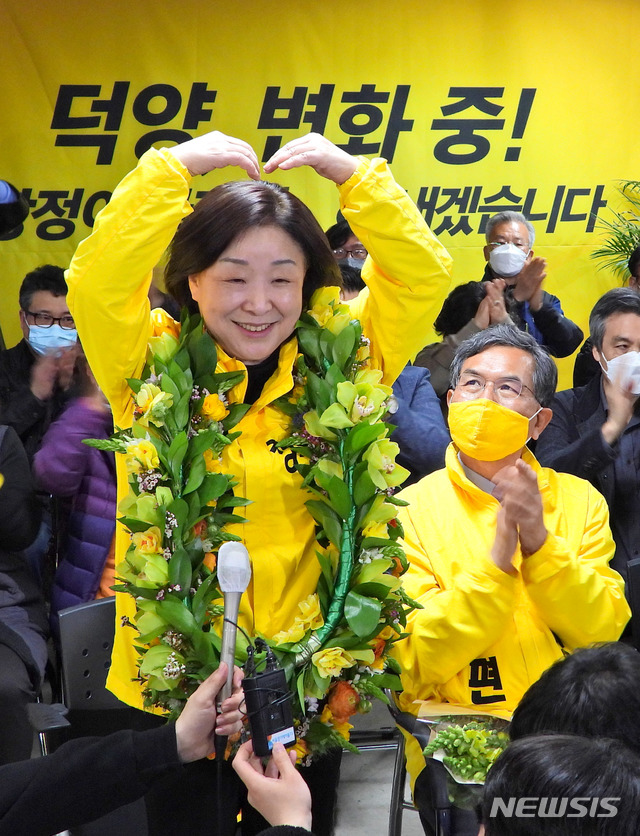 [고양=뉴시스] 이경환 기자 = 16일 오전 정의당 심상정 당선인이 경기 고양시 덕양구 화정동에 마련된 선거 사무실에서 당선을 확정 짓고 당원들과 기뻐하고 있다. 2020.04.16. lkh@newsis.com