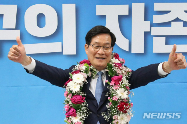 [인천=뉴시스] 이종철 기자 = 제21대 국회의원 선거일인 15일 인천 서구을 더불어민주당 신동근 당선자가 지지자들과 환호하고 있다. (사진=신동근 캠프제공) 2020.04.15. jc4321@newsis.com