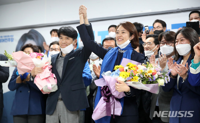 [서울=뉴시스]김선웅 기자 = 21대 총선 광진구을에 출마해 당선이 확실시된 더불어민주당 고민정 후보가 16일 오전 서울 광진구에 위치한 선거사무소에서 남편 조기영 시인과 함께 기뻐하고 있다. 2020.04.16. mangusta@newsis.com