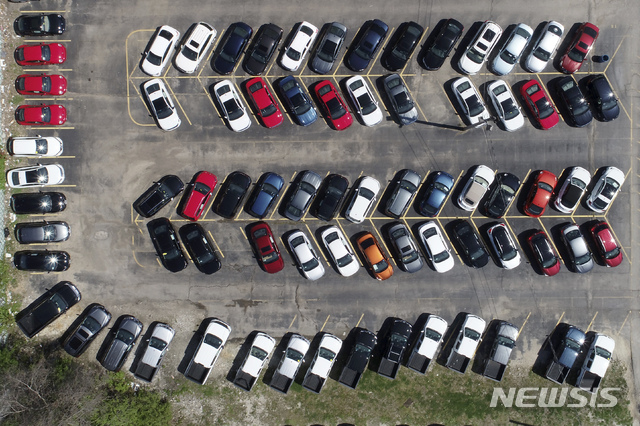  [그린파크=AP/뉴시스]15일(현지시간) 미 미주리주 그린 파크에 있는 자동차 판매점 주차장에 자동차와 트럭이 주차돼 있다. 신종 코로나바이러스 감염증(코로나19) 발생으로 수천 곳의 상점이 문을 닫고 시민들이 집에 머물면서 미국 소매 판매는 지난 3월 기록적인 하락을 기록했으며 자동차 판매는 25.6% 감소했다고 관계 당국이 밝혔다. 2020.04.16. 