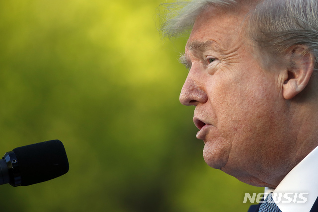 [워싱턴=AP/뉴시스]도널드 트럼프 미국 대통령이 15일(현지시간) 백악관에서 신종 코로나바이러스 감염증(코로나19) 정례 기자회견에서 발언하고 있다. 트럼프 대통령은 미국 내 코로나19 확산이 정점을 지났다며 '경제 활동 재개' 의지를 강력히 피력했다. 그는 "16일 국가 재개방(경제활동 재개)에 관해 기자회견 할 것"이라고 밝혔다. 2020.04.16. 