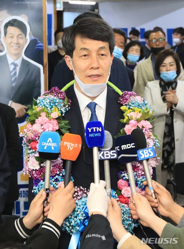 [서울=뉴시스]제21대 국회의원선거 서울 구로을에 출마한 윤건영 더불어민주당 후보가 15일 당선소감을 밝히고 있다. (사진=윤건영 후보 캠프 제공) 2020.04.16. photo@newsis.com