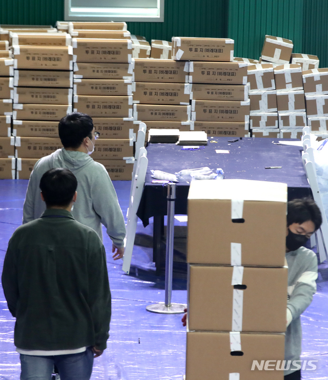 [서울=뉴시스] 조수정 기자 = 제21대 국회의원선거 개표가 끝난 16일 오전 서울 영등포구 양평동 영등포다목적배드민턴체육관 개표소에서 선관위 관계자들이 투표지와 투표관계서류 등을 이송하고 있다. 2020.04.16. chocrystal@newsis.com