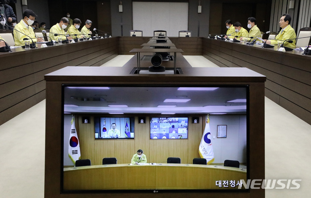 [세종=뉴시스]강종민 기자 = 정세균 국무총리(중앙재난안전대책본부장)가 16일 오전 정부세종청사에서 열린 신종 코로나바이러스 감염증(코로나19) 대응 중앙재난안전대책본부 회의에서 모두발언을 하고 있다. 2020.04.16. ppkjm@newsis.com