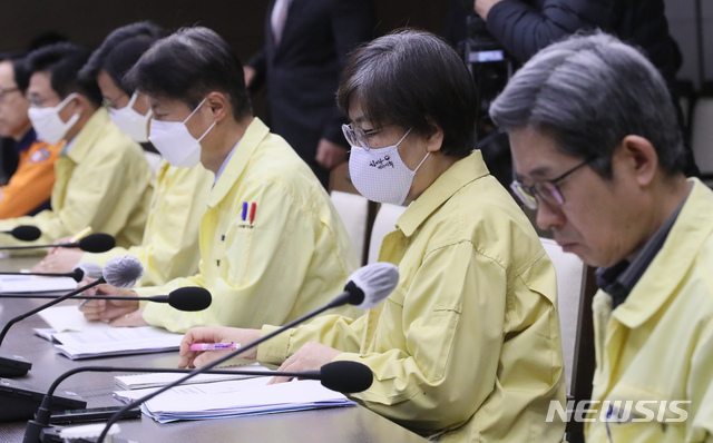 [세종=뉴시스]강종민 기자 = 강립 중앙재난안전대책본부 제1총괄조정관(보건복지부 차관)과 정은경 질병관리본부장 등이 16일 오전 정부세종청사에서 열린 신종 코로나바이러스 감염증(코로나19) 대응 중앙재난안전대책본부 회의에 참석, 정세균 총리의 모두발언을 듣고 있다. 2020.04.16. ppkjm@newsis.com