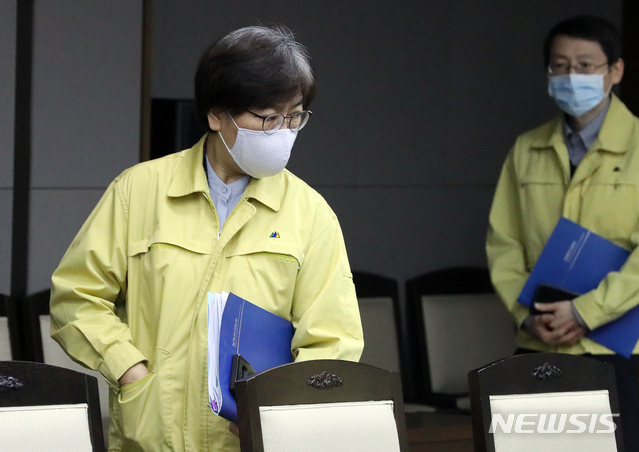 [세종=뉴시스]강종민 기자 = 정은경 질병관리본부장이 16일 오전 정부세종청사에서 열린 신종 코로나바이러스 감염증(코로나19) 대응 중앙재난안전대책본부 회의에 참석하고 있다. 2020.04.16. ppkjm@newsis.com