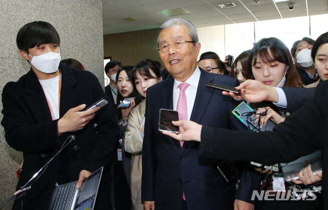 [서울=뉴시스] 장세영 기자 = 김종인 미래통합당 총괄선대위원장이 16일 서울 여의도 국회에서 미래통합당 제21대 총선 참패에 대한 기자회견을 끝내고 회견장을 나서며 취재진의 질문에 답하고 있다. 2020.04.16. photothink@newsis.com