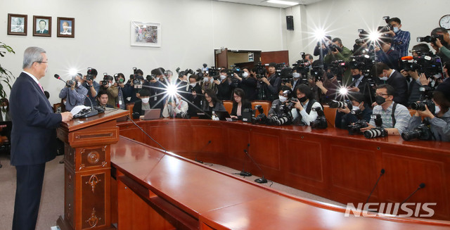 [서울=뉴시스] 장세영 기자 = 김종인 미래통합당 총괄선대위원장이 16일 서울 여의도 국회에서 미래통합당 제21대 총선 참패에 대한 기자회견을 열고 입장을 발표하고 있다. 2020.04.16. photothink@newsis.com