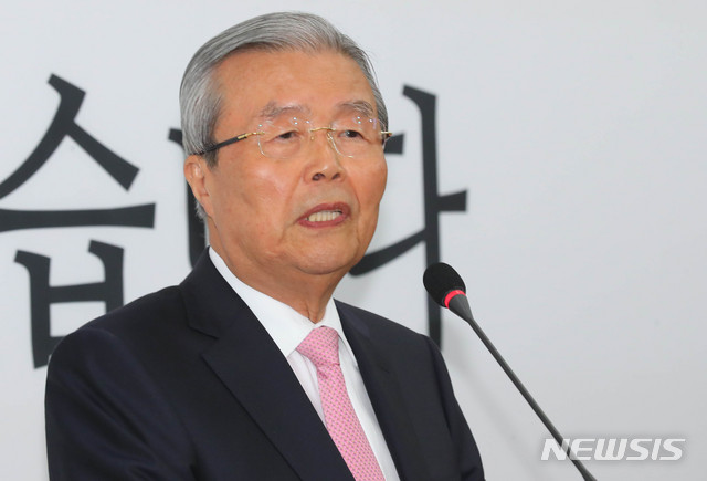 [서울=뉴시스] 장세영 기자 = 김종인 미래통합당 총괄선대위원장이 16일 서울 여의도 국회에서 대국민 기자회견을 하고 있다. 2020.04.16. photothink@newsis.com