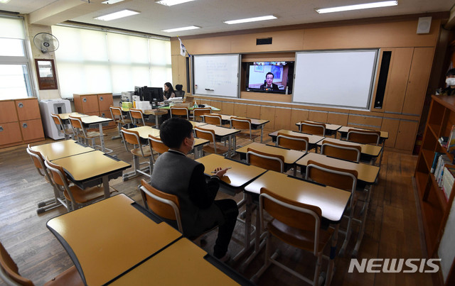 [서울=뉴시스] 박민석 기자 = 전국 초등학교 4~6학년과 중·고등학교 1·2학년이 온라인으로 개학하는 16일 오전 서울 용산구 용산초등학교에서 돌봄교실를 신청한 학생이 책생아 앉아 온라인 개학식에 참여하고 있다. 2020.04.16.photo@newsis.com