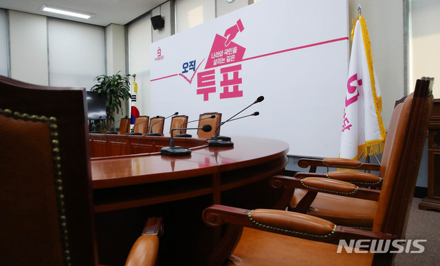 [서울=뉴시스] 장세영 기자 = 미래통합당이 제21대 총선 역대급 참패와 함께 황교안 대표의 대표직 사퇴 등 한동안 수렁에서 빠져나오지 못할 것으로 보인다. 16일 서울 여의도 국회 미래통합당 빈 회의실 투표 독려 현수막 앞에 의자들만 덩그러니 놓여 있다. 2020.04.16.&nbsp; photothink@newsis.com