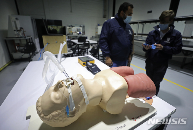 [보고타=AP/뉴시스] 14일(현지시간) 콜롬비아 보고타의 사바나대학 연구진이 자체적으로 개발한 인공호흡기 샘플을 실험 중이다. 해당 인공호흡기의 제작 가격은 2000달러(약 245만원)로 만약 상용화가 시작된다면 가난한 개발도상국에의 신종 코로나바이러스 감염증(코로나19) 대처가 보다 수월해질 것으로 전망된다. 2020.4.16.