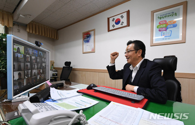 [서울=뉴시스] 박민석 기자 = 전국 초등학교 4~6학년과 중·고등학교 1·2학년이 온라인으로 개학하는 16일 오전 서울 용산구 용산초등학교에서 진행된 온라인 개학식에서 교장선생님이 학생들에게 인사를 하고 있다. 2020.04.16. photo@newsis.com