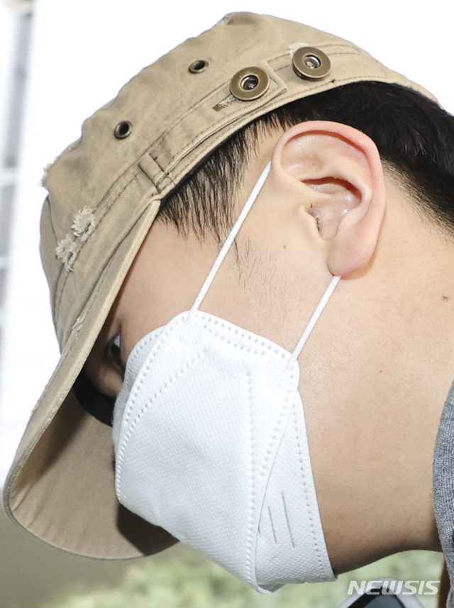 [서울=뉴시스]최진석 기자 = 텔레그램 등에서 미성년 등을 성착취한 혐의를 받고 있는 조주빈의 공범 '부따' 강모 군이 지난 9일 서초구 서울중앙지법에서 열린 구속 전 피의자심문(영장실질심사)에 출석하고 있다. 2020.04.16.myjs@newsis.com