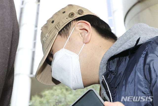 [서울=뉴시스]최진석 기자 = 텔레그램 등에서 미성년 등을 성착취한 혐의를 받고 있는 조주빈의 공범 '부따' 강모 군이 지난 9일 서초구 서울중앙지법에서 열린 구속 전 피의자심문(영장실질심사)에 출석하고 있다. 2020.04.16.myjs@newsis.com