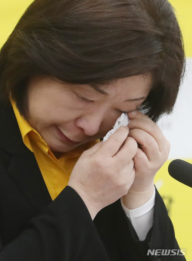 [서울=뉴시스]김명원 기자 = 심상정 정의당 대표가 16일 오전 서울 여의도 국회 정의당 회의실에서 열린 중앙선대위 해단식에 참석해 발언중 눈물을 흘리고 있다. 2020.04.16. kmx1105@newsis.com