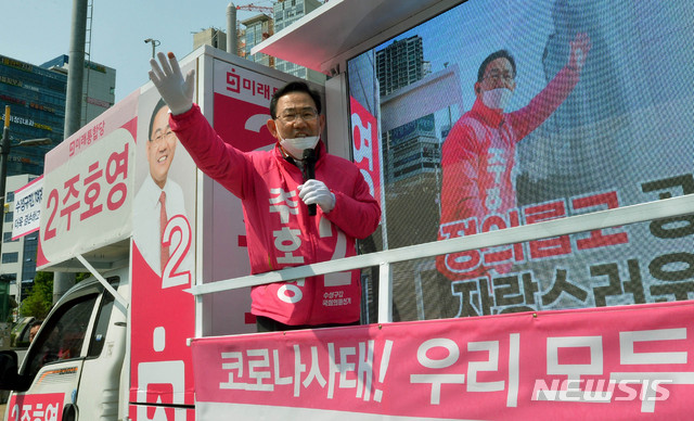 [대구=뉴시스] 이무열 기자 = 제21대 국회의원 선거가 종료된 16일 오전 대구 수성구 범어네거리에서 수성구갑에 당선된 주호영 미래통합당 당선인이 시민들에게 감사 인사를 하고 있다. 2020.04.16.lmy@newsis.com