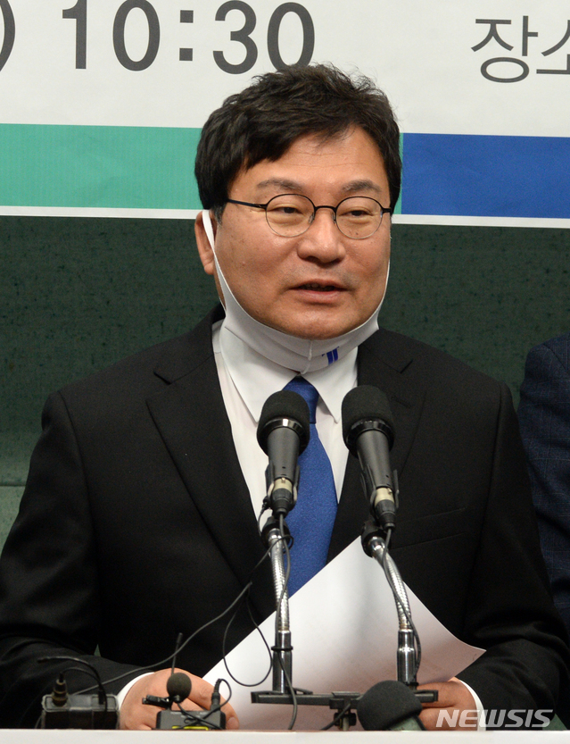 [전주=뉴시스] 김얼 기자 = 더불어민주당 전주을 이상직 당선자는 16일 전북 전주시 전북도의회 브리핑룸에서 더불어민주당 전북도당 제21대 국회의원선거 당선자 합동 기자회견 중 질의에 답변하고 있다. 2020.04.16. pmkeul@newsis.com