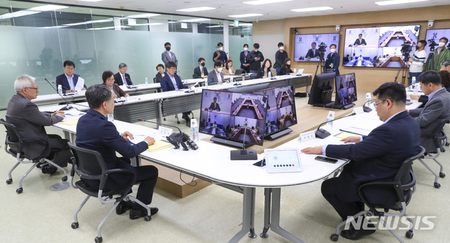 [서울=뉴시스]박능후 중앙재난안전대책본부 1차장(보건복지부 장관)이 16일 서울 서초구 국제전자센터 건강보험심사평가원 별관에서 열린 '제2차 생활방역위원회'에 참석해 발언하고 있다. (사진=보건복지부 제공) 2020.04.16.&nbsp; photo@newsis.com