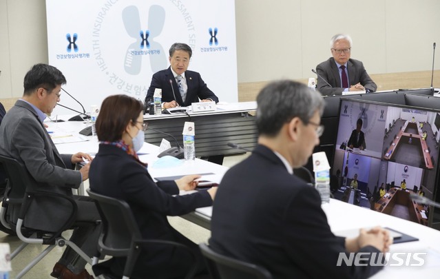 [서울=뉴시스]박능후 중앙재난안전대책본부 1차장(보건복지부 장관)이 16일 서울 서초구 국제전자센터 건강보험심사평가원 별관에서 열린 '제2차 생활방역위원회'에 참석해 발언하고 있다. (사진=보건복지부 제공) 2020.04.16.&nbsp; photo@newsis.com