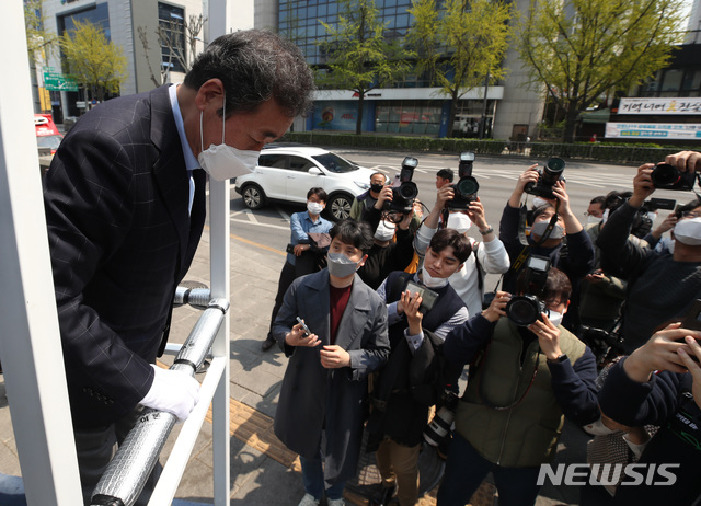 [서울=뉴시스]전신 기자 = 제21대 총선 서울 종로 더불어민주당 이낙연 당선인이 16일 서울 종로구 숭인동 인근에서 당선 인사를 하고 있다. 2020.04.16. photo@newsis.com