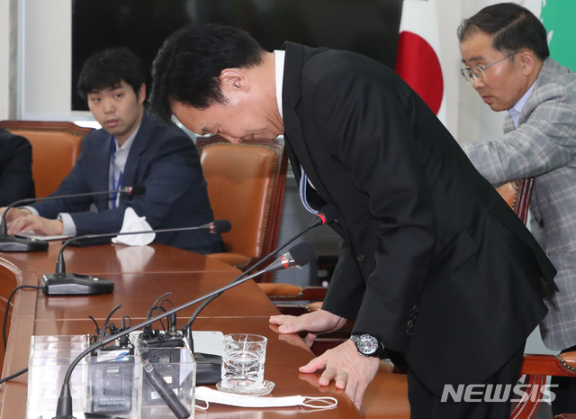 [서울=뉴시스]김명원 기자 = 손학규 상임선대위원장이 16일 서울 여의도 국회 민생당 회의실에 가진 기자회견을 마친 후 고개숙여 인사하고 있다. 2020.04.16. kmx1105@newsis.com