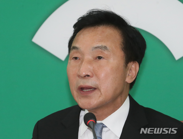 [서울=뉴시스]김명원 기자 = 손학규 상임선대위원장이 지난해 4월 16일 서울 여의도 국회 민생당 회의실에서 기자회견을 하고 있다. 2020.04.16. kmx1105@newsis.com