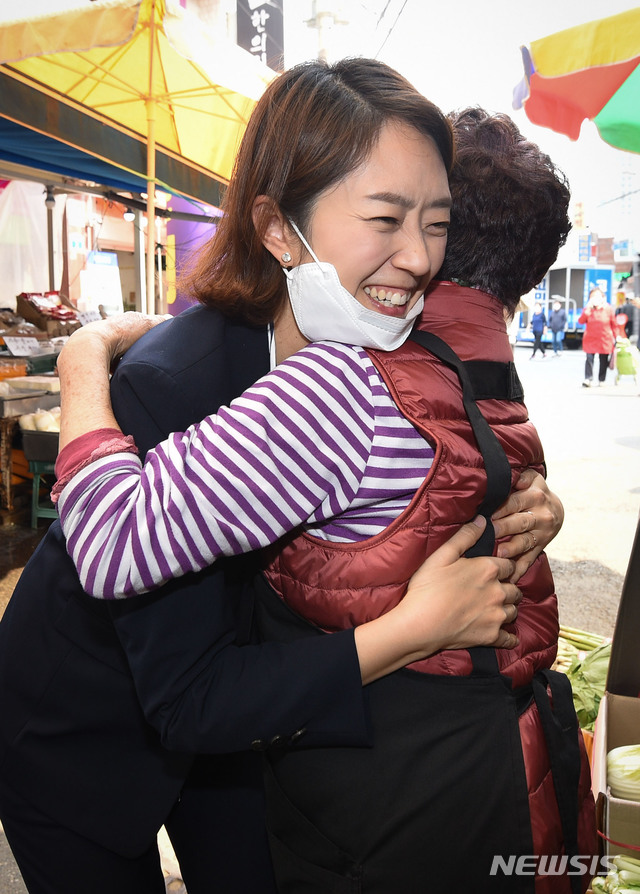 [서울=뉴시스] 박미소 기자 = 제21대 국회의원 선거 서울 광진을 더불어민주당 고민정 당선인이 16일 오후 서울 광진구 노룬산시장 인근에서 당선 인사를 하고 있다. 2020.04.16. photo@newsis.com