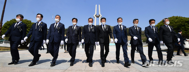 [광주=뉴시스] 신대희 기자 = 제21대 국회의원 선거에서 전남 지역구 10석을 석권한 더불어민주당 당선인들이 16일 광주 북구 운정동 국립 5·18민주묘지를 참배한 뒤 민주의 문 앞에서 해단식을 하기 위해 이동하고 있다. 왼쪽부터 서동용(순천·광양·곡성·구례을), 소병철(순천·광양·곡성·구례갑), 김원이(목포), 주철현(여수갑), 이개호(담양·함평·영광·장성), 서삼석(영암·무안·신안), 신정훈(나주·화순), 김승남(고흥·보성·장흥·강진), 윤재갑(해남·완도·진도), 김회재(여수을) 당선인. 2020.04.16. sdhdream@newsis.com