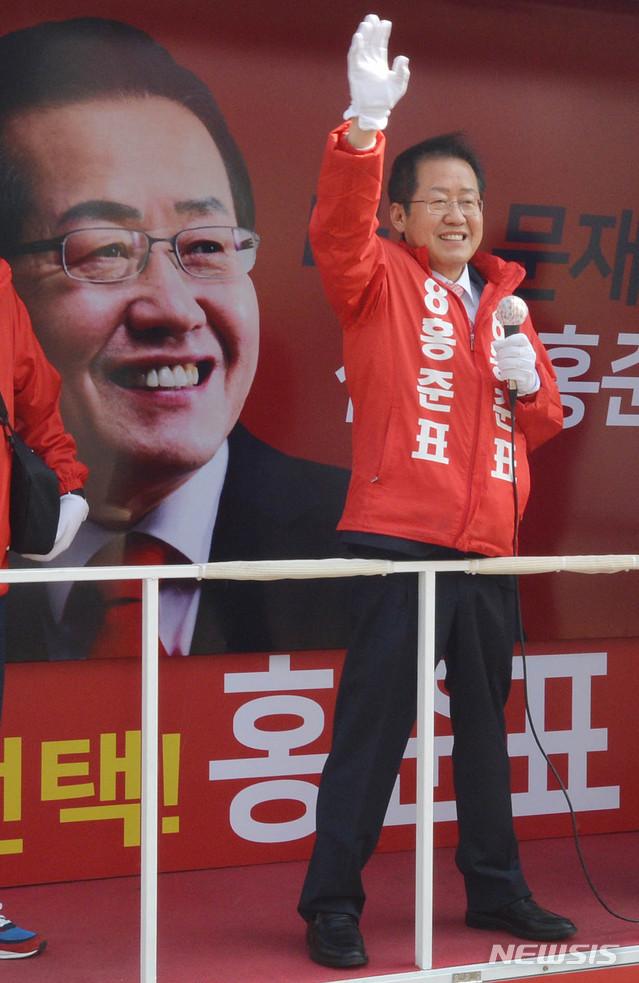 [대구=뉴시스] 이무열 기자 = 제21대 국회의원 선거가 종료된 16일 오후 대구 수성구 두산오거리에서 수성구을에 당선된 홍준표 무소속 당선인이 시민들에게 감사 인사를 하고 있다. 2020.04.16.lmy@newsis.com