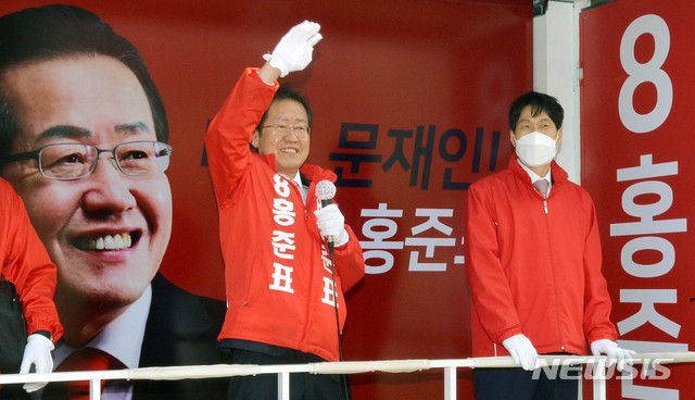 [대구=뉴시스] 이무열 기자 = 제21대 국회의원 선거가 종료된 16일 오후 대구 수성구 두산오거리에서 수성구을에 당선된 홍준표 무소속 당선인이 시민들에게 감사 인사를 하고 있다. 2020.04.16. lmy@newsis.com