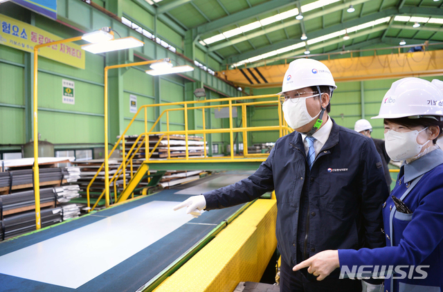 [서울=뉴시스]성윤모 산업통상자원부 장관이 지난달 16일 시흥시에 위치한 철강재 가공유통 기업인 기보스틸을 방문해 열연 및 냉연강판의 가공 공정 생산라인을 둘러보고 있다. (사진=산업통상자원부 제공)  2020.04.16. photo@newsis.com